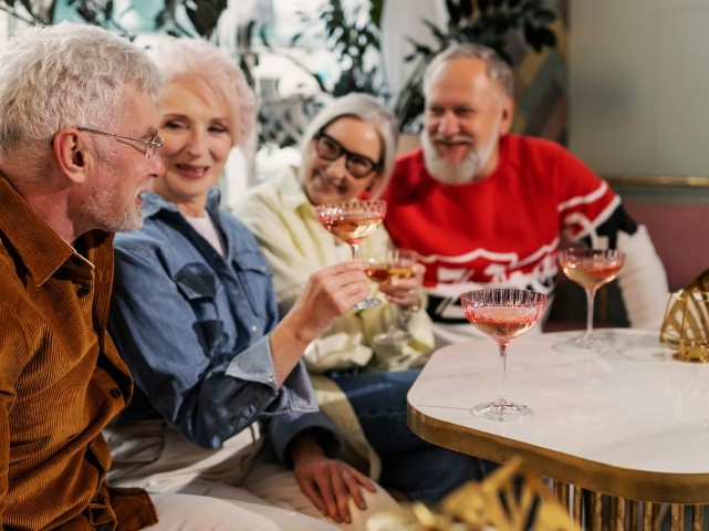 Ältere Menschen stossen an