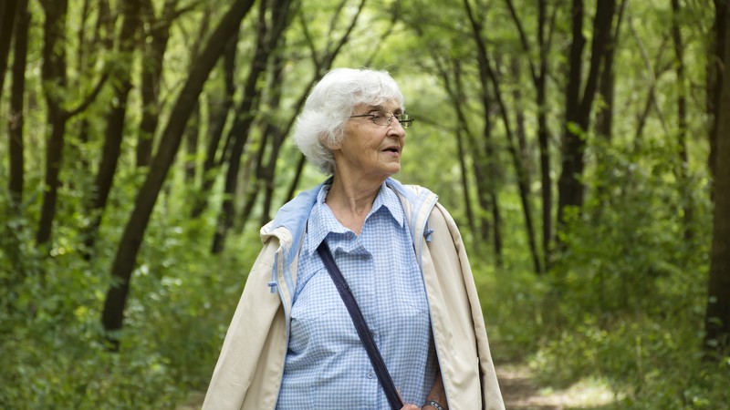 Seniorein im Wald jpg