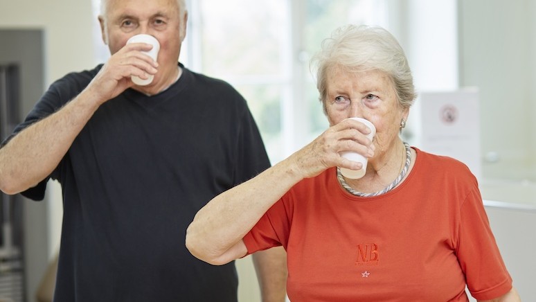 Zwei ältere Menschen am Trinken