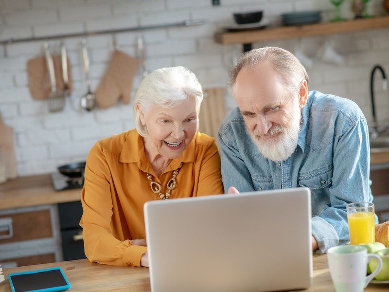 Ein Mann und eine Frau schauen in einen Computer
