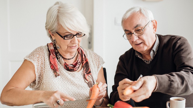 Foto zeigt ältere Menschen beim Kochen